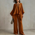 Conjunto fluido con poncho asimétrico