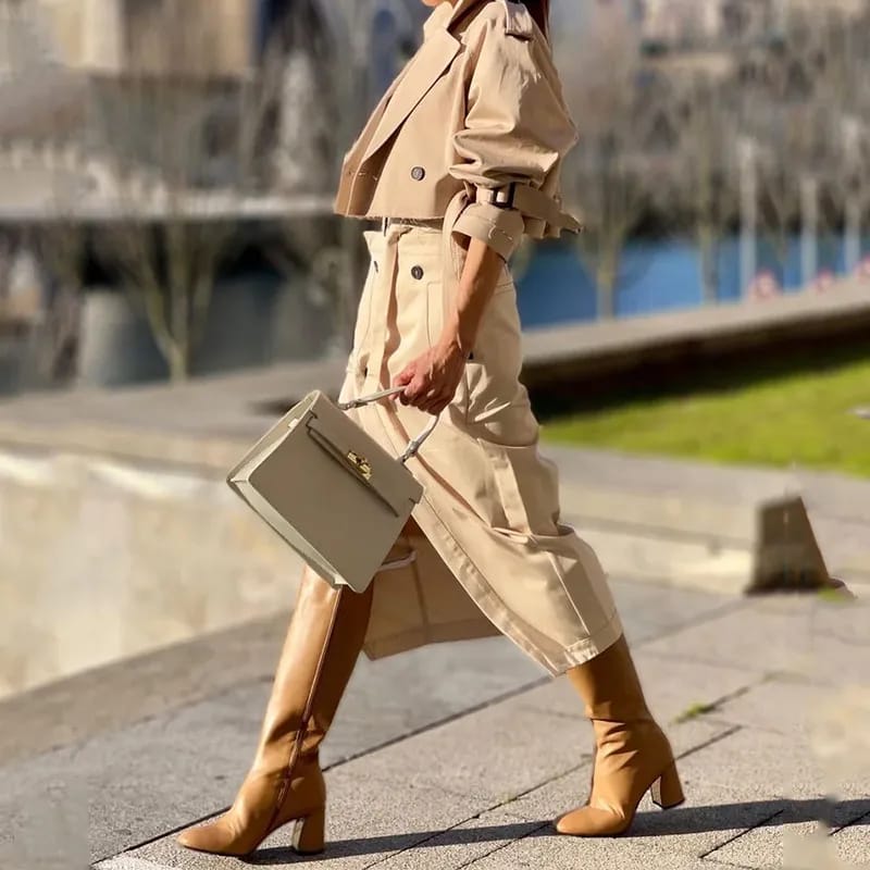 Conjunto estilo trench con chaqueta corta y falda midi
