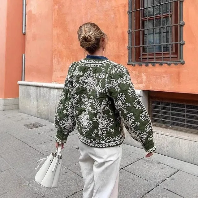 Chaqueta bordada estilo boho