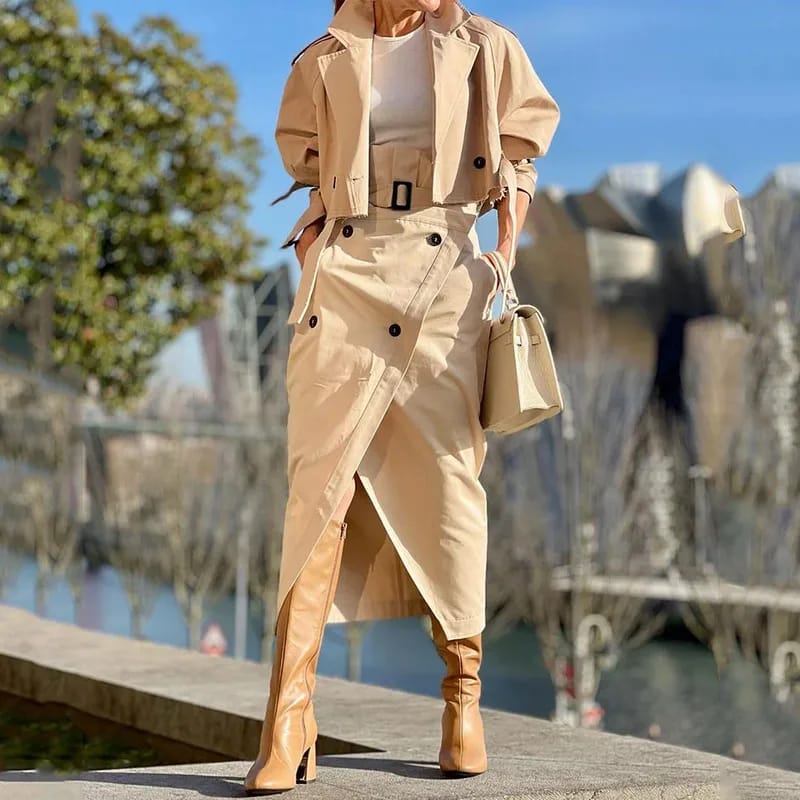 Conjunto estilo trench con chaqueta corta y falda midi