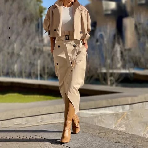 Conjunto estilo trench con chaqueta corta y falda midi