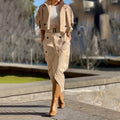 Conjunto estilo trench con chaqueta corta y falda midi