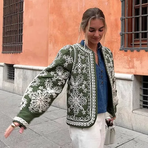Chaqueta bordada estilo boho